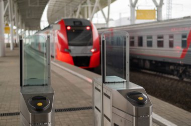 Tren istasyonunda cam turnike.