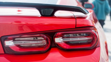 Kırmızı ışıklı parlak kırmızı spor araba.