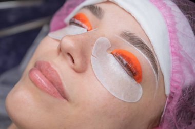 Beyaz kadın kirpik temizleme prosedüründen geçiyor.