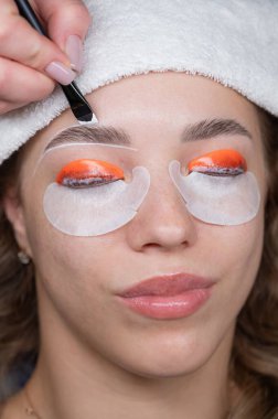 Profesyonelce katlama, kirpik boyama ve kaş boyama süreci.