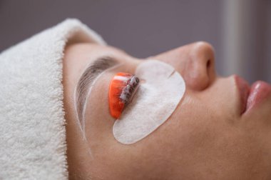 Profesyonelce katlama, kirpik boyama ve kaş boyama süreci.