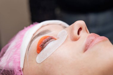 Profesyonelce kaplama ve kirpik boyama süreci.