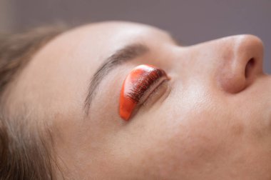 Beyaz kadın kirpik temizleme prosedüründen geçiyor.