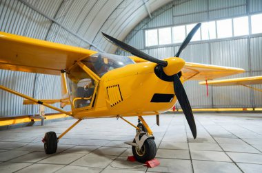 Sarı uçak, hangarda.