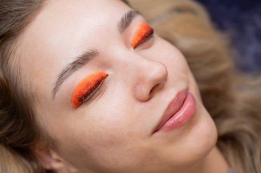 Beyaz kadın kirpik temizleme prosedüründen geçiyor.