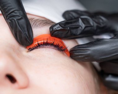 Profesyonelce kaplama ve kirpik boyama süreci.