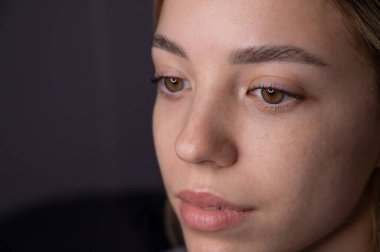 Kirpik kaplama işleminden sonra bir kadının yakın plan portresi