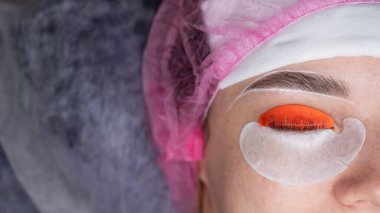 Kirpik kaplama prosedüründen geçen beyaz bir kadın. Üst görünüm