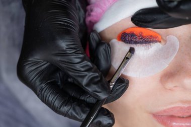 Profesyonelce kaplama ve kirpik boyama süreci.