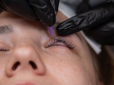 Salonda Profesyonel Kirpik Uzatma Uygulama Süreci