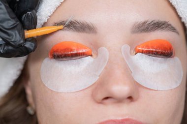 Beyaz kadın kirpik temizleme prosedüründen geçiyor.