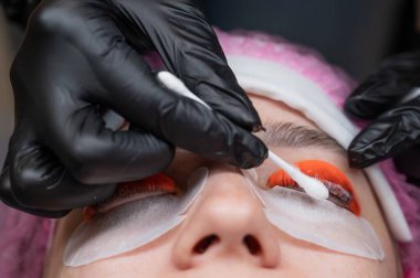 Beyaz kadın kirpik temizleme prosedüründen geçiyor.