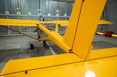 Sarı uçak, hangarda.