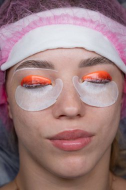 Kirpik kaplama prosedüründen geçen beyaz bir kadın. Üst görünüm