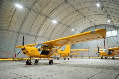 Sarı uçak, hangarda.