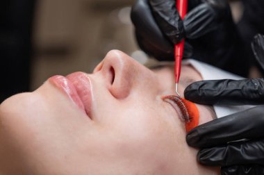 Beyaz kadın kirpik temizleme prosedüründen geçiyor.