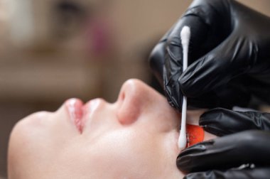 Beyaz kadın kirpik temizleme prosedüründen geçiyor.