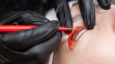 Beyaz kadın kirpik temizleme prosedüründen geçiyor.