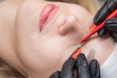 Beyaz kadın kirpik temizleme prosedüründen geçiyor.