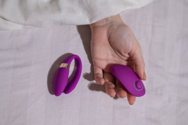 Uzaktan kumandalı vibratörlü bir kadın el.