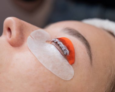 Beyaz kadın kirpik temizleme prosedüründen geçiyor.