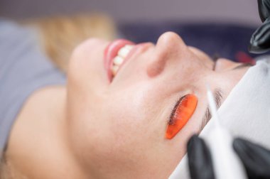 Beyaz kadın kirpik temizleme prosedüründen geçiyor.