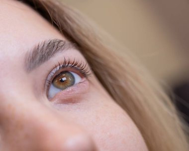 Kirpik kaplama prosedüründen sonra bir kadının gözlerine yakın çekim