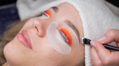 Beyaz kadın kirpik temizleme prosedüründen geçiyor.