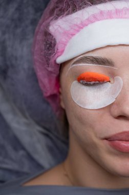 Kirpik kaplama prosedüründen geçen beyaz bir kadın. Üst görünüm