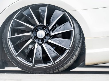 Özel Araba Tekerleği ve Tekerlek Mükemmelliğinin Yakın Çekimi