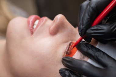 Beyaz kadın kirpik temizleme prosedüründen geçiyor.