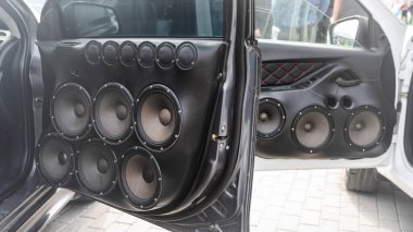 Gelişmiş Ses için Çoklu Hoparlörlü Güçlü Araba Ses Ayarları