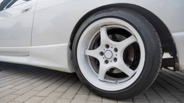 Özel Araba Tekerleği ve Tekerlek Mükemmelliğinin Yakın Çekimi