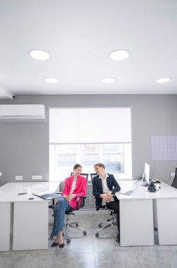 İş yerinde iş arkadaşları iletişim kurar