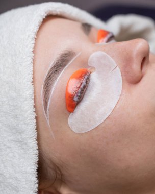 Profesyonelce katlama, kirpik boyama ve kaş boyama süreci.