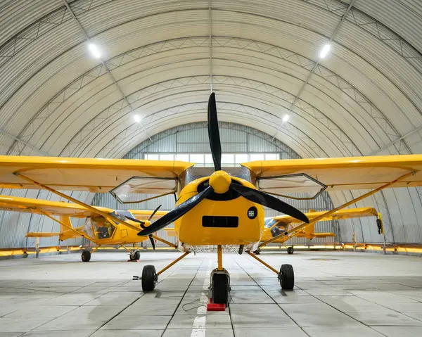 Sarı uçak, hangarda.