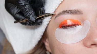 Beyaz kadın kirpik temizleme prosedüründen geçiyor.