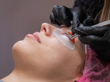 Beyaz kadın kirpik temizleme prosedüründen geçiyor.