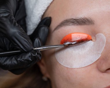 Beyaz kadın kirpik temizleme prosedüründen geçiyor.