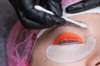 Profesyonelce kaplama ve kirpik boyama süreci.