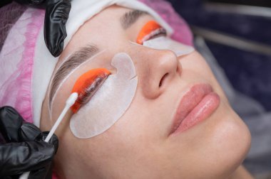 Beyaz kadın kirpik temizleme prosedüründen geçiyor.