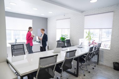 Meslektaşlar kahve içip iş arasında konuşurlar.