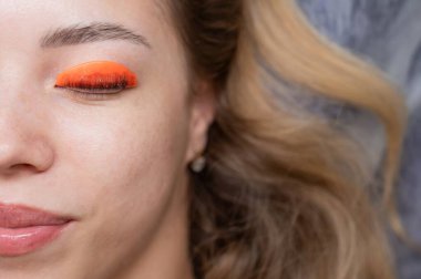 Kirpik kaplama prosedüründen geçen beyaz bir kadın. Üst görünüm