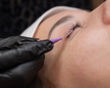 Salonda Profesyonel Kirpik Uzatma Uygulama Süreci
