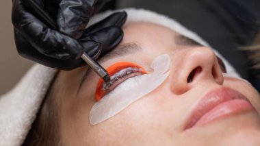 Beyaz kadın kirpik temizleme prosedüründen geçiyor.