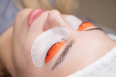 Beyaz kadın kirpik temizleme prosedüründen geçiyor.