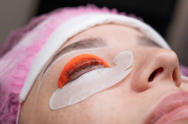 Beyaz kadın kirpik temizleme prosedüründen geçiyor.