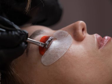 Beyaz kadın kirpik temizleme prosedüründen geçiyor.