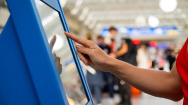 Havaalanındaki dokunmatik ekran kiosk ile etkileşim
