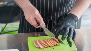 Şef ördeği dilimliyor.